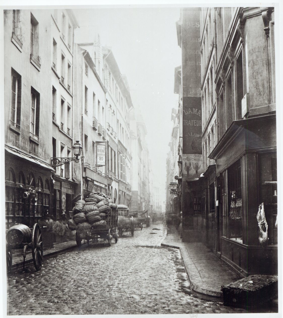 Rue de la Grande Truanderie, od ulice Montorgueil, Paříž, 1858-78 od Charles Marville