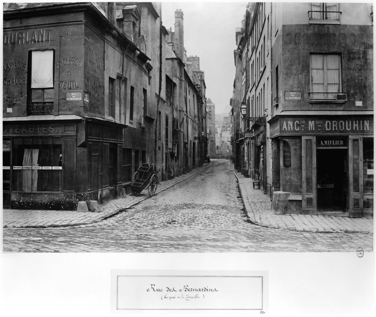 Rue des Bernardins z Quai de La Tournelle, Paříž mezi 1858-78 od Charles Marville
