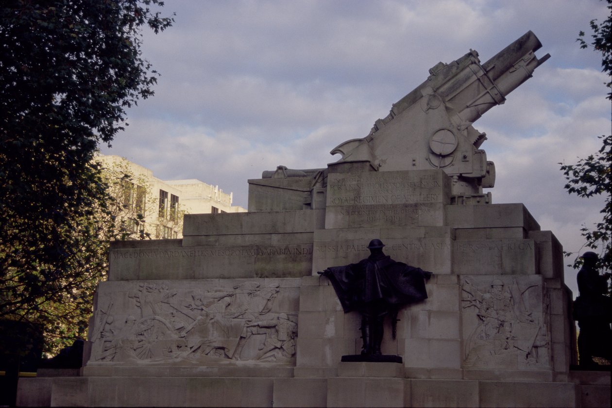 Boční pohled na Royal Artillery Memorial 1914-18, 1925 (bronz a portlandský kámen) od Charles Sergeant Jagger
