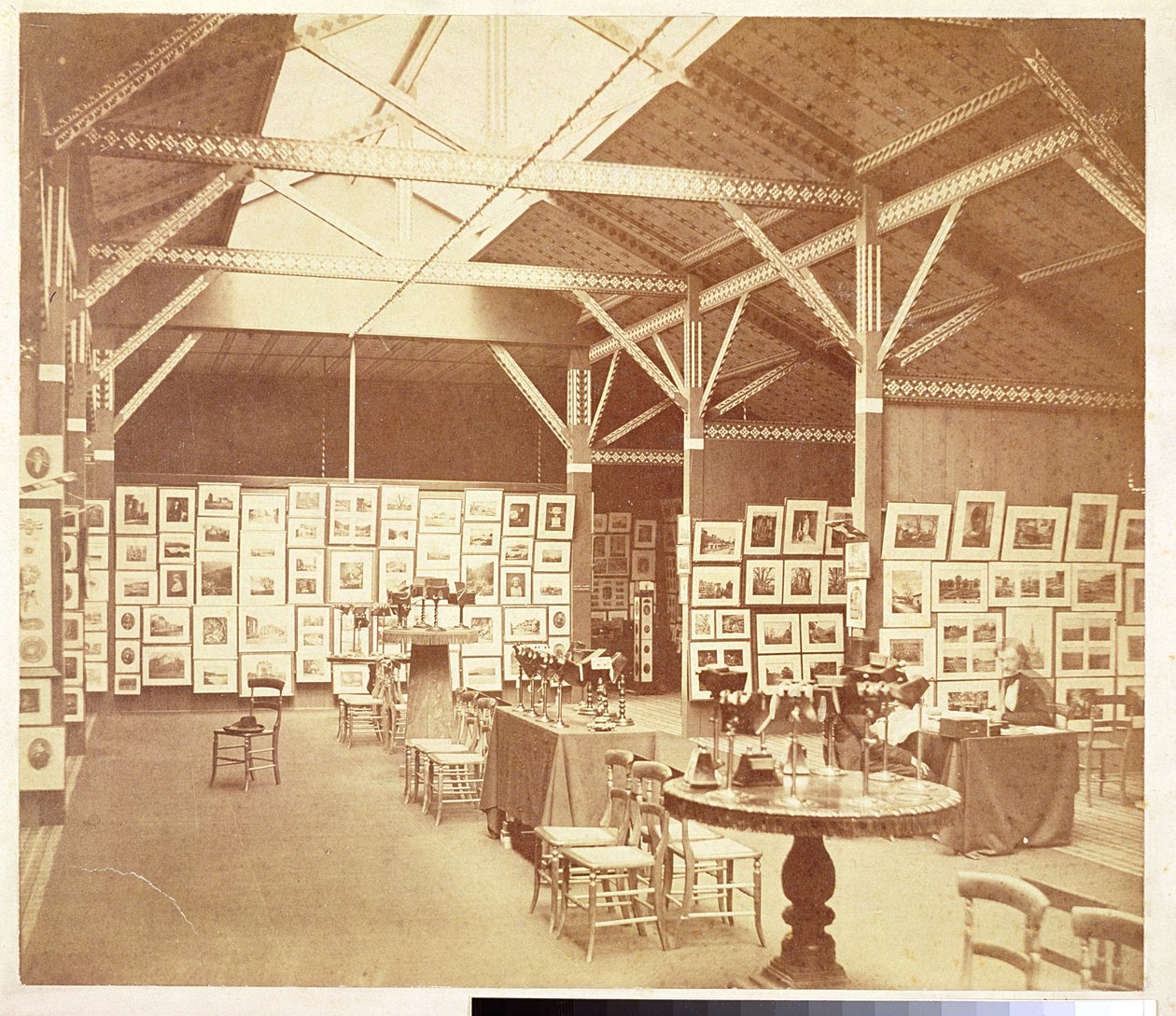 Výstava fotografické společnosti v South Kensington Museum, 1858 (černobílá fotografie) od Charles Thurston Thompson