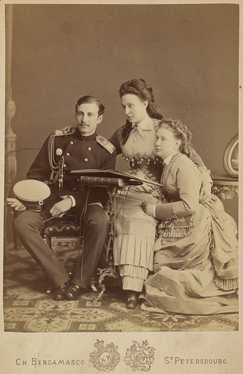Alexandra Iossifovna Ruska (rozená princezna Alexandra Saxe Altenburg), Nicholas Constantinovič Ruska a Věra Constantinovna Ruska - velkovévodkyně Alexandra Iosifovna, velkovévoda Nicholas Constantinovich a velkovévodkyně Věra Constantinovna od Charles Bergamasco