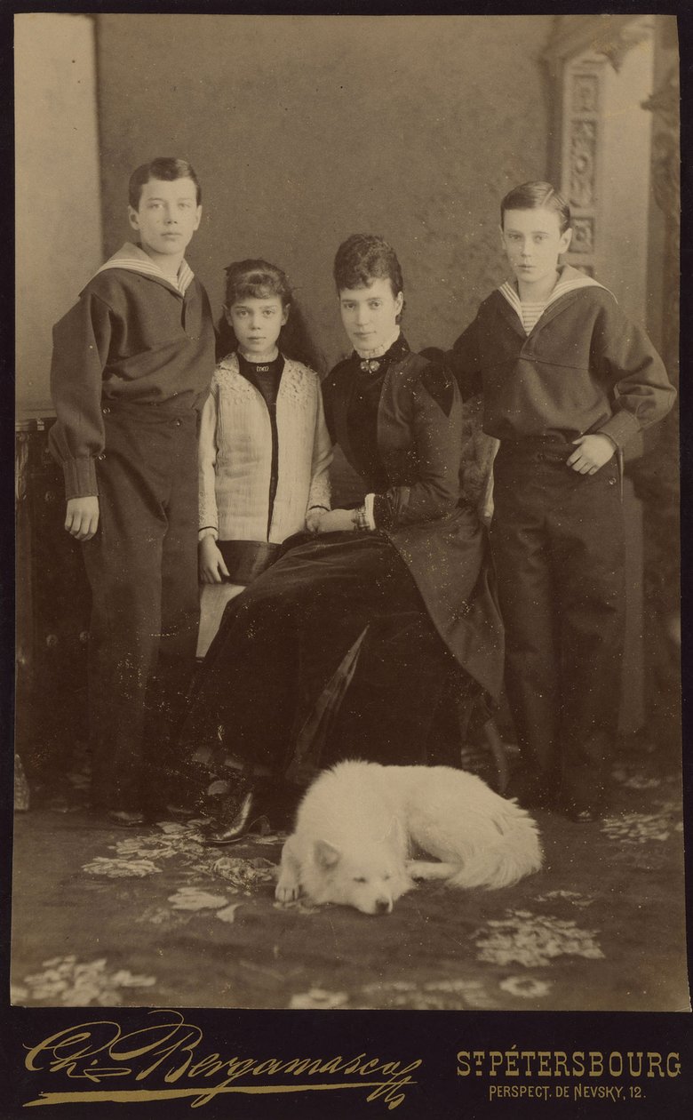 Císařovna Maria Fjodorovna s dětmi, Nicholas Alexandrovič, George Alexandrovič a Xenia Alexandrovna, Bergamasco, Charles (Karl) (1830-1896). Albumin Photo, ca. 1883. Ruský státní filmový a fotografický archiv, Krasnogorsk od Charles Bergamasco