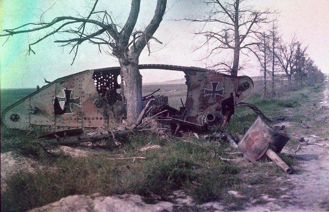 Vrak německého tanku, zničeného v bitvě na západní frontě, Francie, c.1914-18 (autochrom) od Charles Adrien