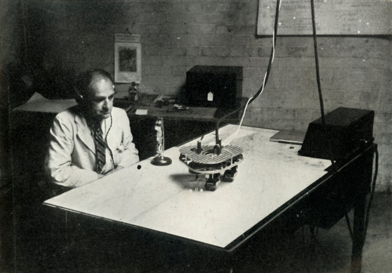 Řídící pult v letecké výcvikové škole RAF, 1941. od Charles Brown