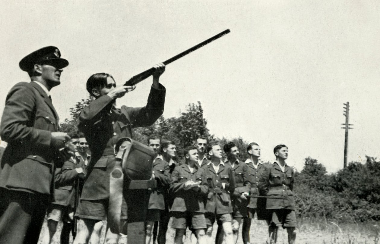 Personál RAF se učil střílet ze zbraní během druhé světové války, 1941. od Charles Brown