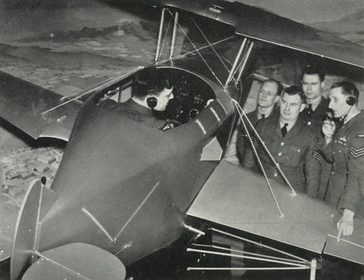 Personál RAF se během druhé světové války v roce 1941 učil létat na leteckém simulátoru. od Charles Brown