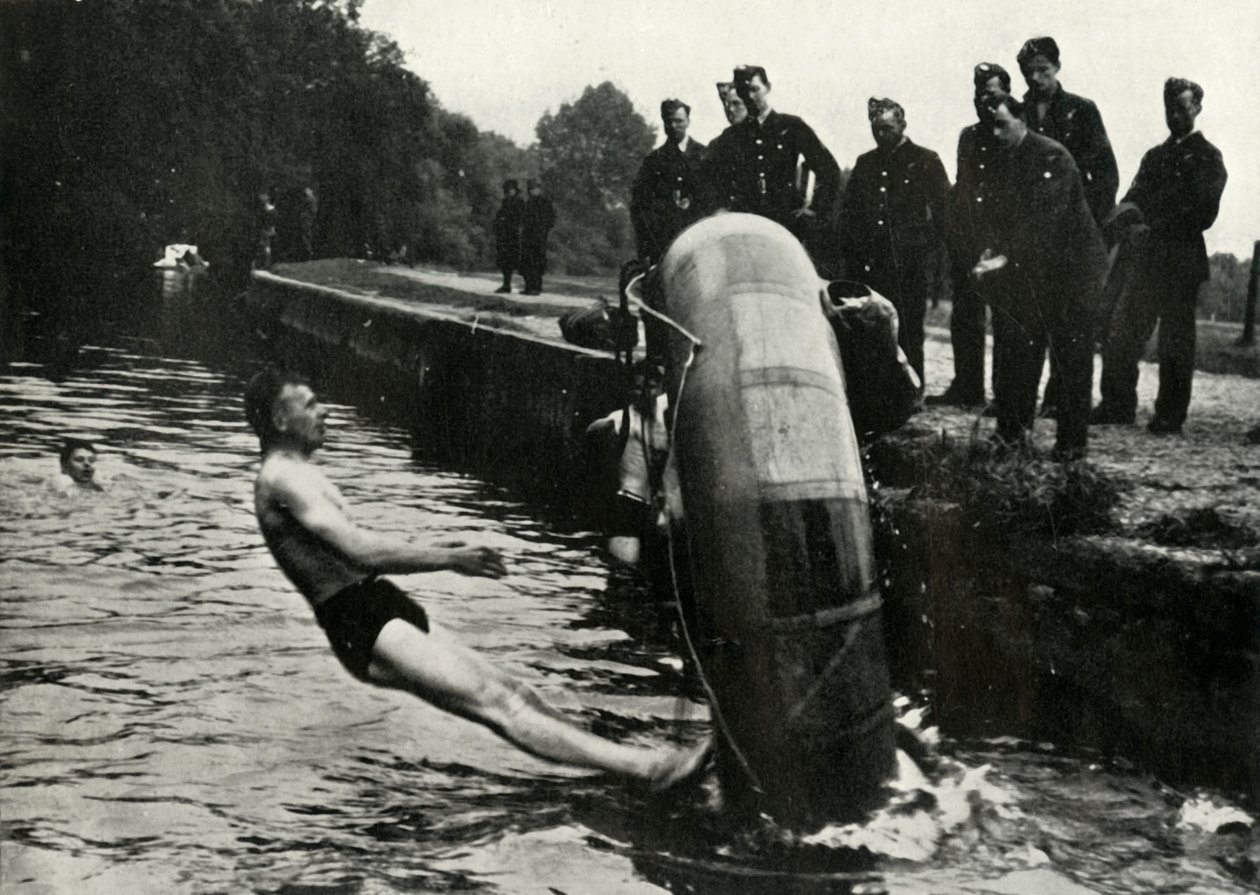 Personál RAF se učí používat člun, 1941. od Charles Brown