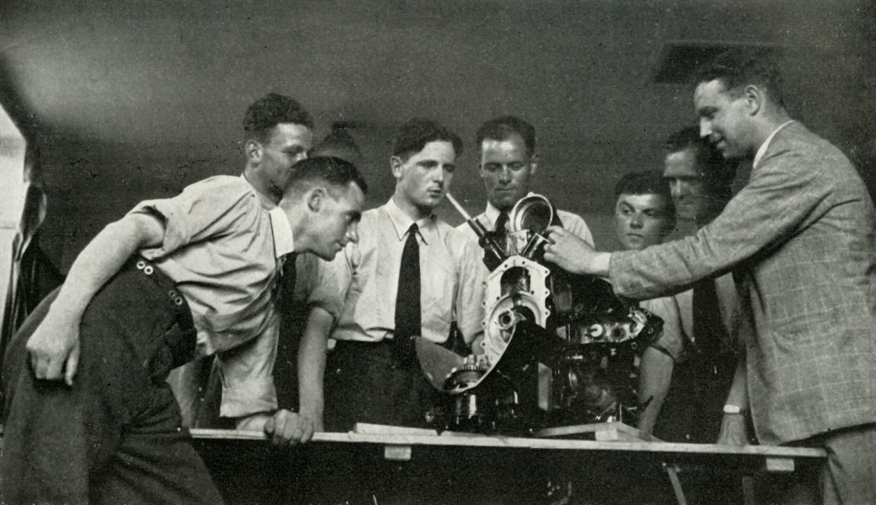 Personál RAF přijímající instrukce pro letecké motory, 1941. od Charles Brown