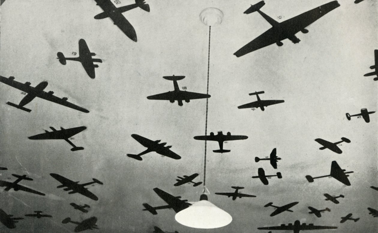 Siluety vojenských letadel...na výcvikové škole RAF během druhé světové války, 1941. od Charles Brown