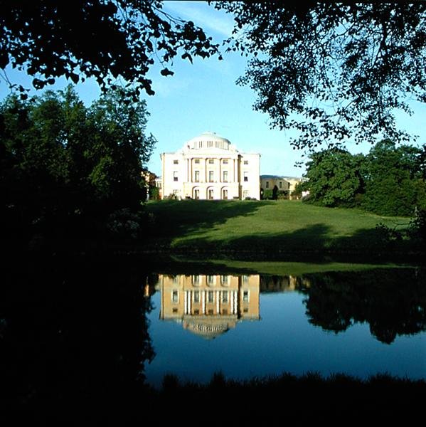 Pohled na průčelí paláce z břehů řeky Slavyenka, zahájen 1782 od Charles Cameron