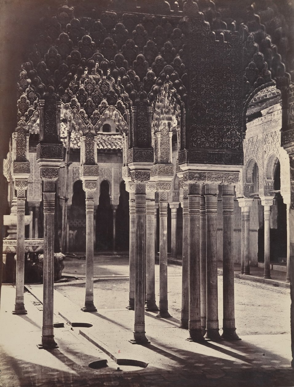 [Lví dvůr v Alhambře, při pohledu zpod chrámu Portico], 1862. od Charles Clifford