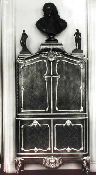 Kabinet s bustou Ludvíka Orleánského (1703-52) (dřevo) od Charles Cressent