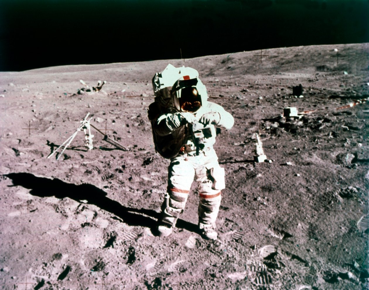 Astronaut John Young na měsíčním povrchu, mise Apollo 16, 21. dubna 1972. od Charles Duke