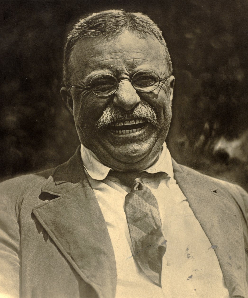 Theodore Roosevelt se směje, kolem roku 1910 (černobílá fotografie) od Charles Duprez
