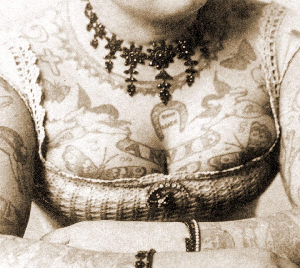 Detail hrudníku Annie Howardové, kolem roku 1898 (foto kabinetu) od Charles Eisenmann