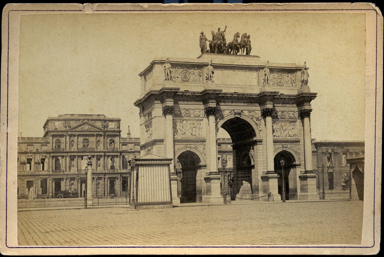 Francie, Ile-de-France, Paříž (75): Arc de Triomphe du Carrousel s budovami v ruinách Tuileries imperiales od Charles & Fontaine Pierre (1762 1853) Percier