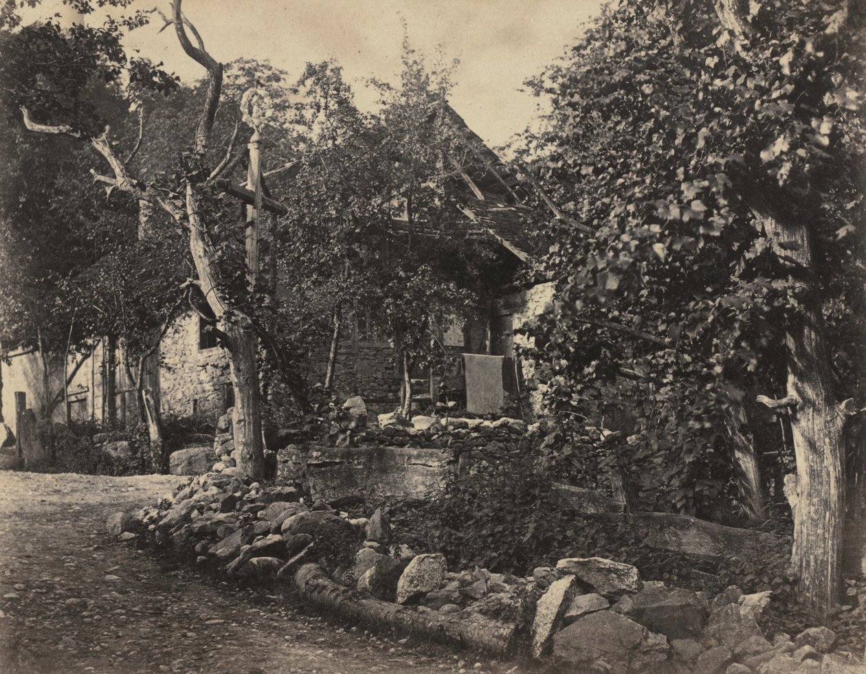 Venkovská scéna s kamennou budovou a křížem, c. 1857. od Charles Fortunat Paul Casimir Perier