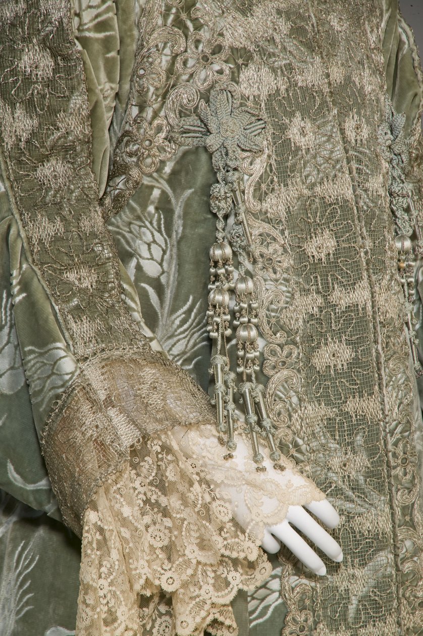 Večerní kabát Berthy Palmerové, kolem roku 1902 (detailní pohled na rukáv). Hedvábný satén s broušeným sametem v pšeničném vzoru, krajka s metalickou nití, hedvábné metalické střapce. Worth, Paříž. od Charles Frederick Worth