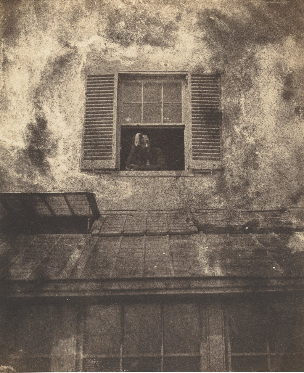 Auguste Vacquerie u okna, Marine Terrace, c. 1853. Tvůrci: Charles Hugo, Auguste Vacquerie. od Charles Hugo, Auguste Vacquerie