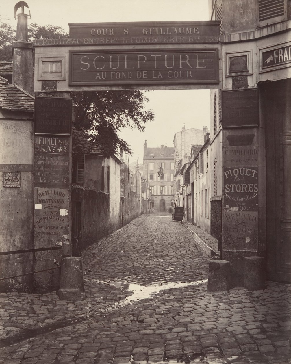 Cour Saint-Guillaume, ca. 1865. od Charles Marville