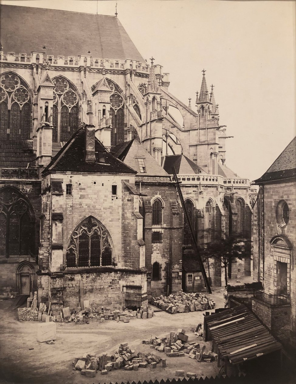 Východní část katedrály v Troyes během restaurování, Francie od Charles Marville
