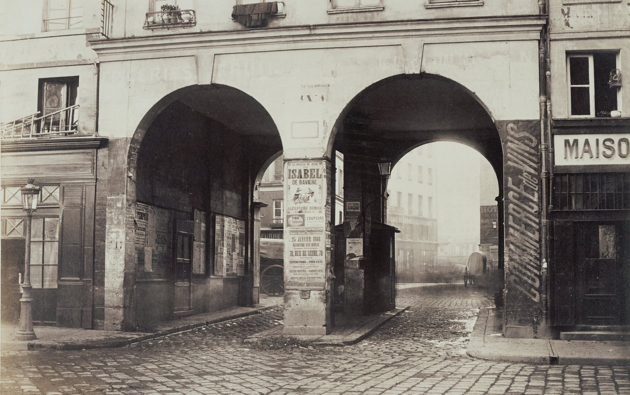 Les Deux-Portes. Pohled z ulice Rue des Innocents směrem k ulici Rue de la Ferronnerie. od Charles Marville
