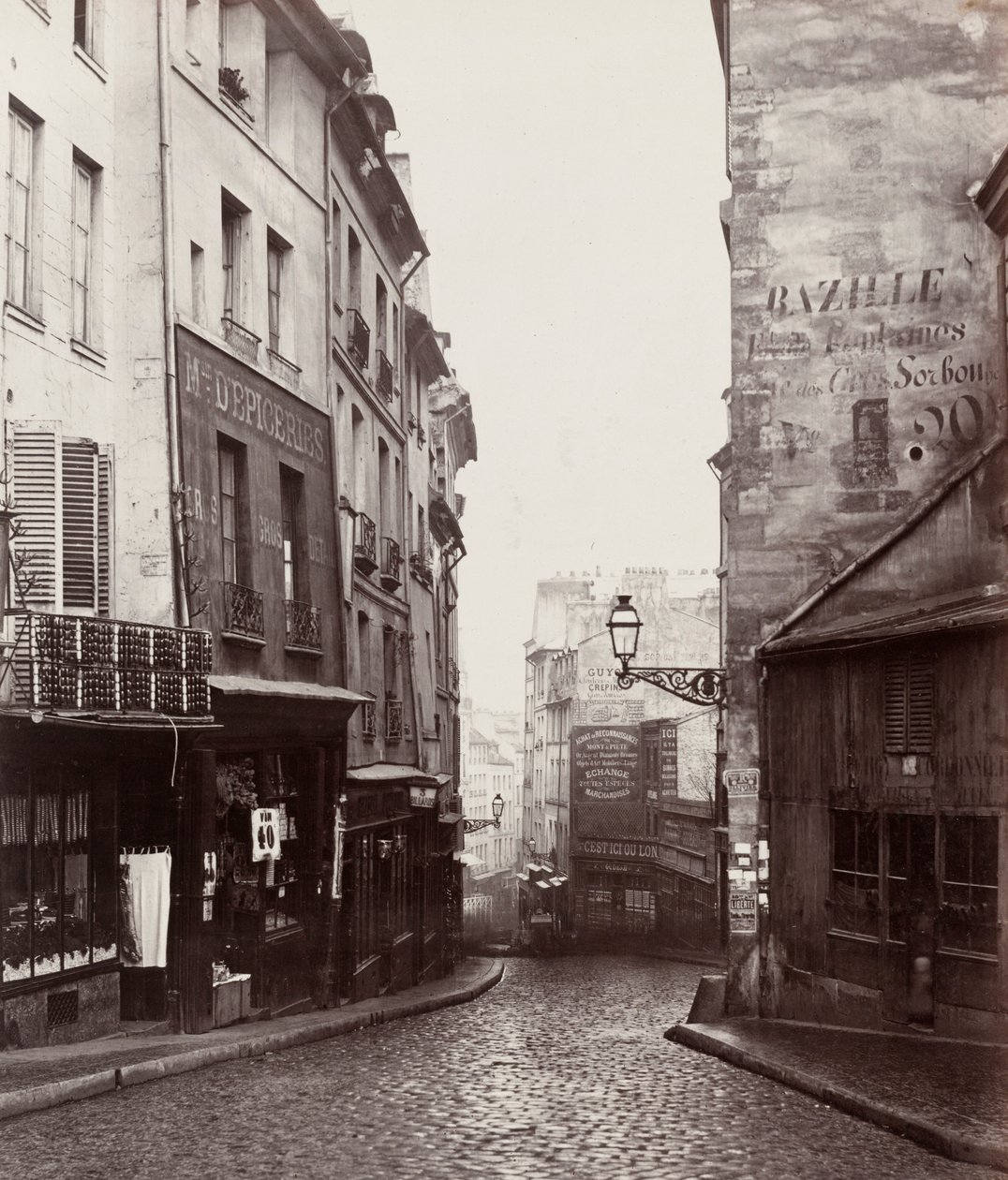 Rue de la Montagne-Sainte-Geneviève poblíž křižovatky s ulicí LaPlace (Rue de la Montagne-Sainte-Geneviève prés de carrefour de la rue LaPlace) od Charles Marville