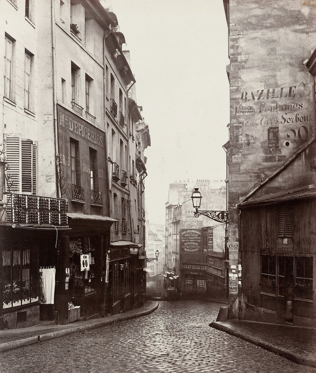 Rue de la Montagne-Sainte-Geneviève poblíž křižovatky Rue LaPlace..., 186569. od Charles Marville