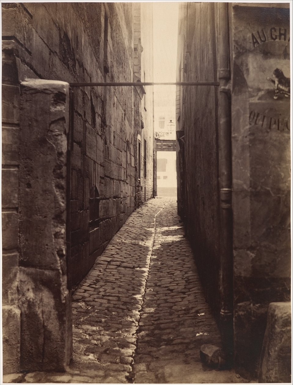 Rue du Chat-qui-Pêche (z Rue de la Huchette) od Charles Marville