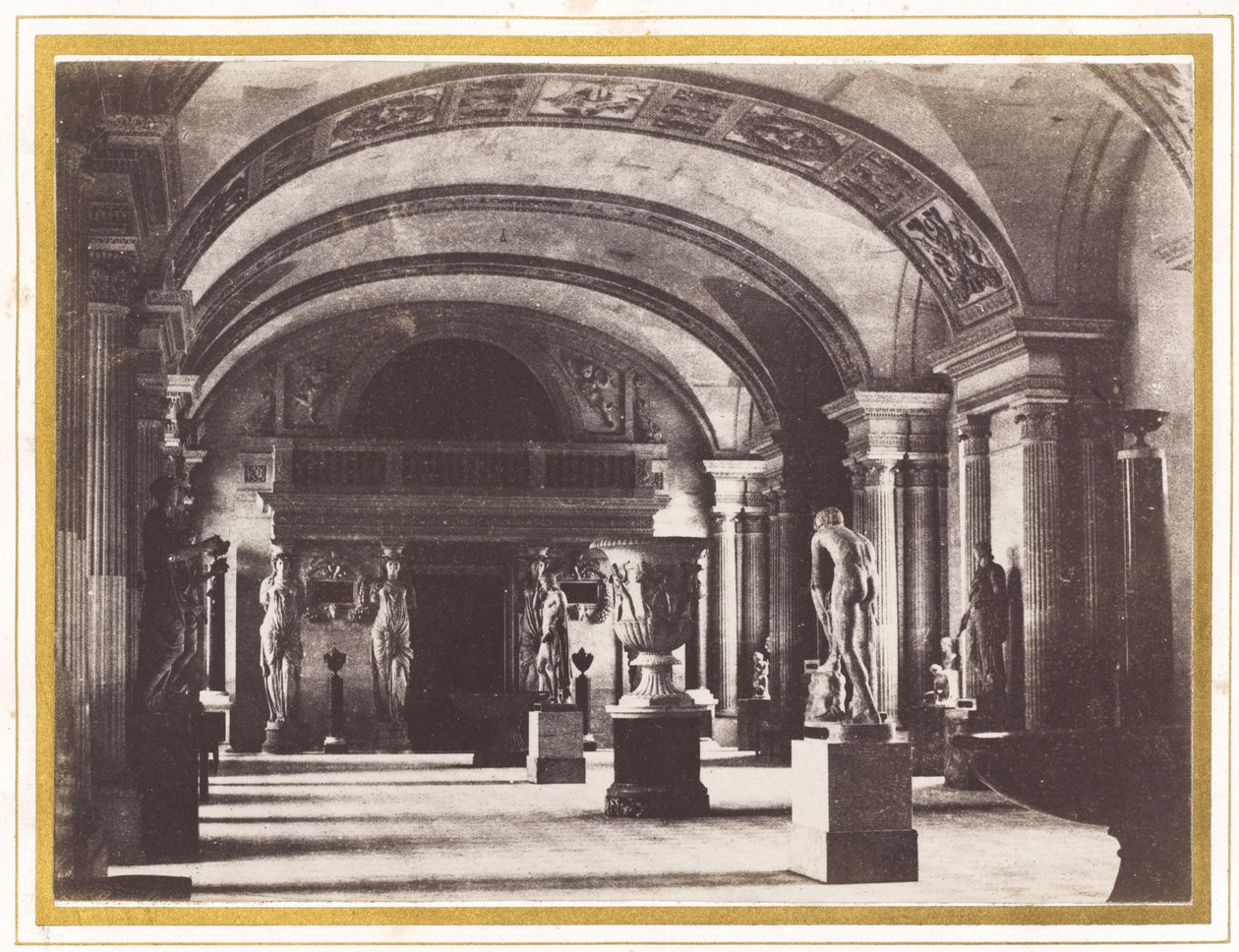 Pokoj Caryatids, v muzeu Louvre, c. 1851. od Charles Marville