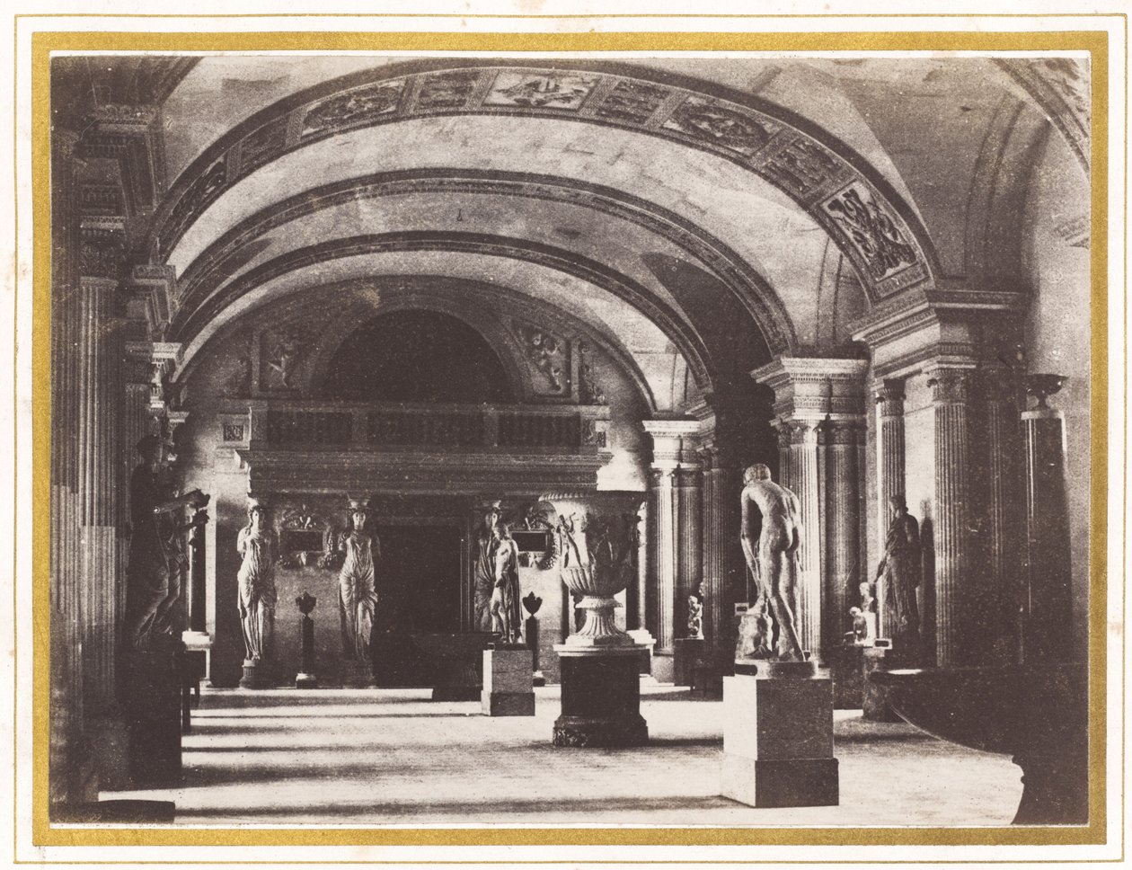 Salle des Cariatides, Musée du Louvre, asi 1851 (foto) od Charles Marville