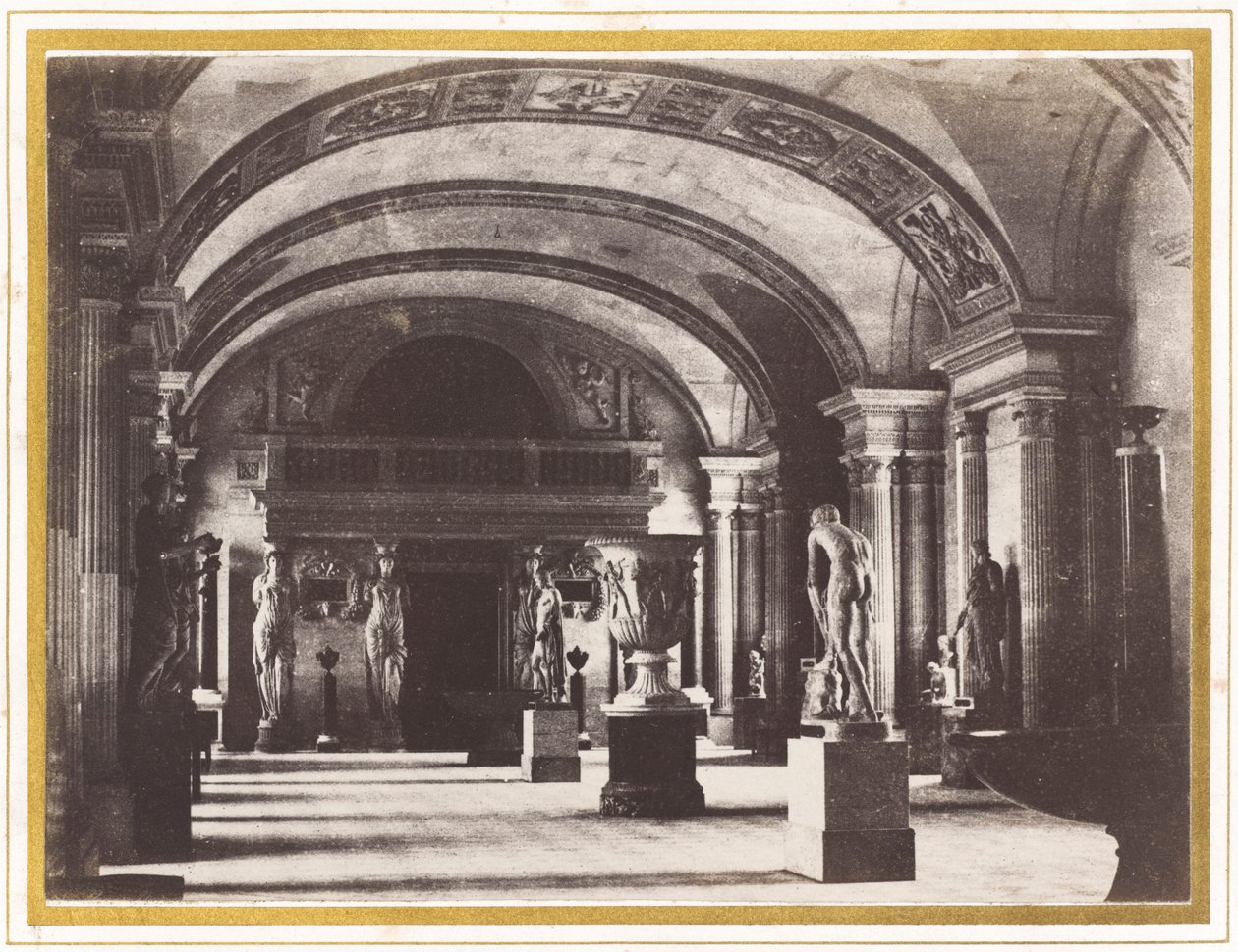 Sál karyatid v muzeu Louvre od Charles Marville