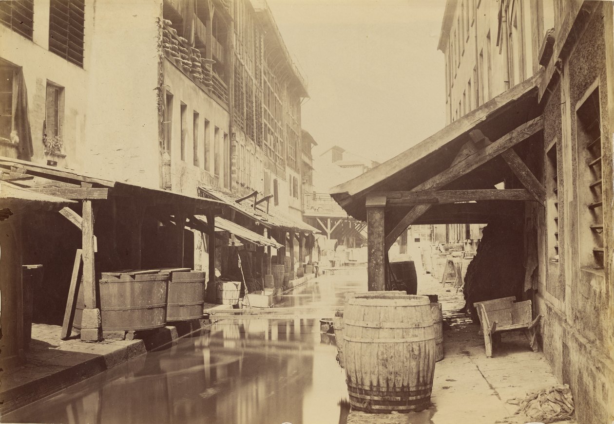[Koželužna na břehu řeky Bièvre] / [Bièvre a koželužny, nyní kanalizace]. od Charles Marville