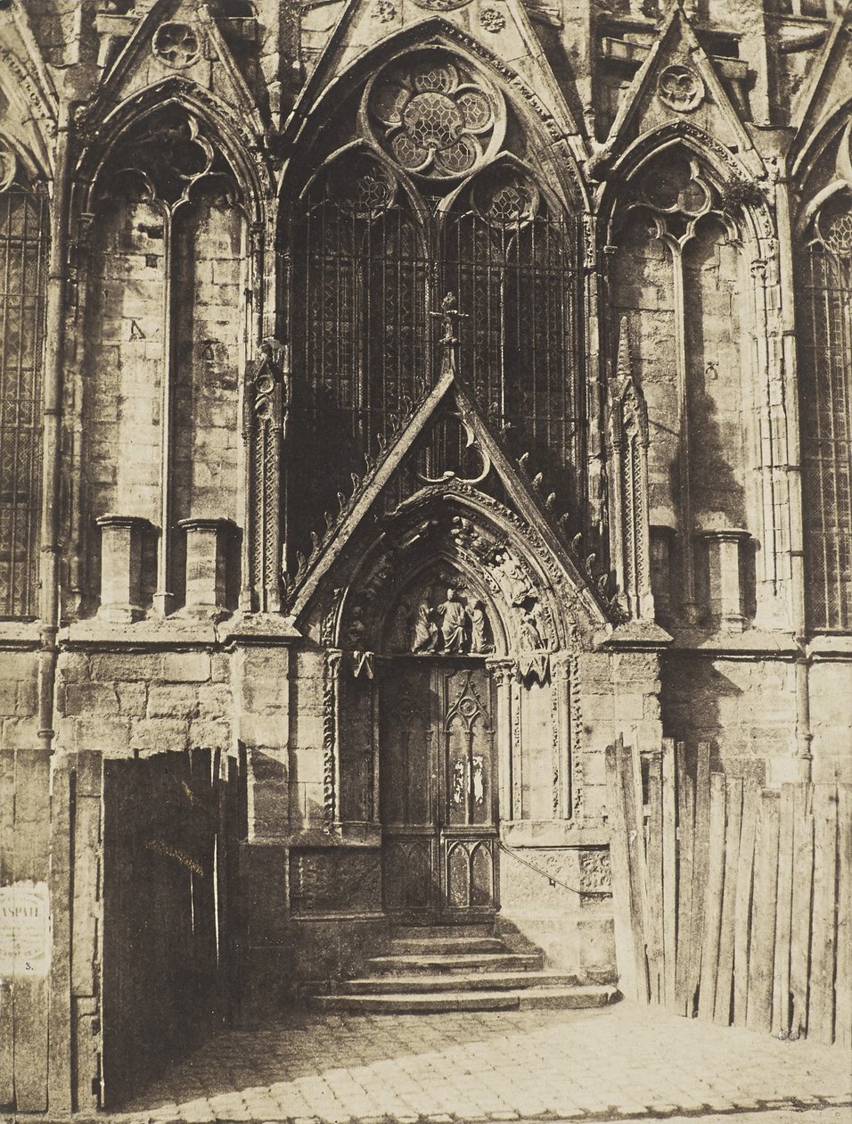 The Red Door, severní portál katedrály Notre-Dame, Paříž od Charles Marville