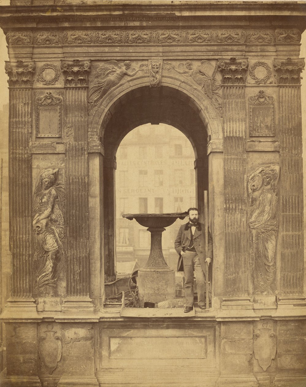 [Neidentifikovaný muž pózující u Fontaine des Innocents] od Charles Marville