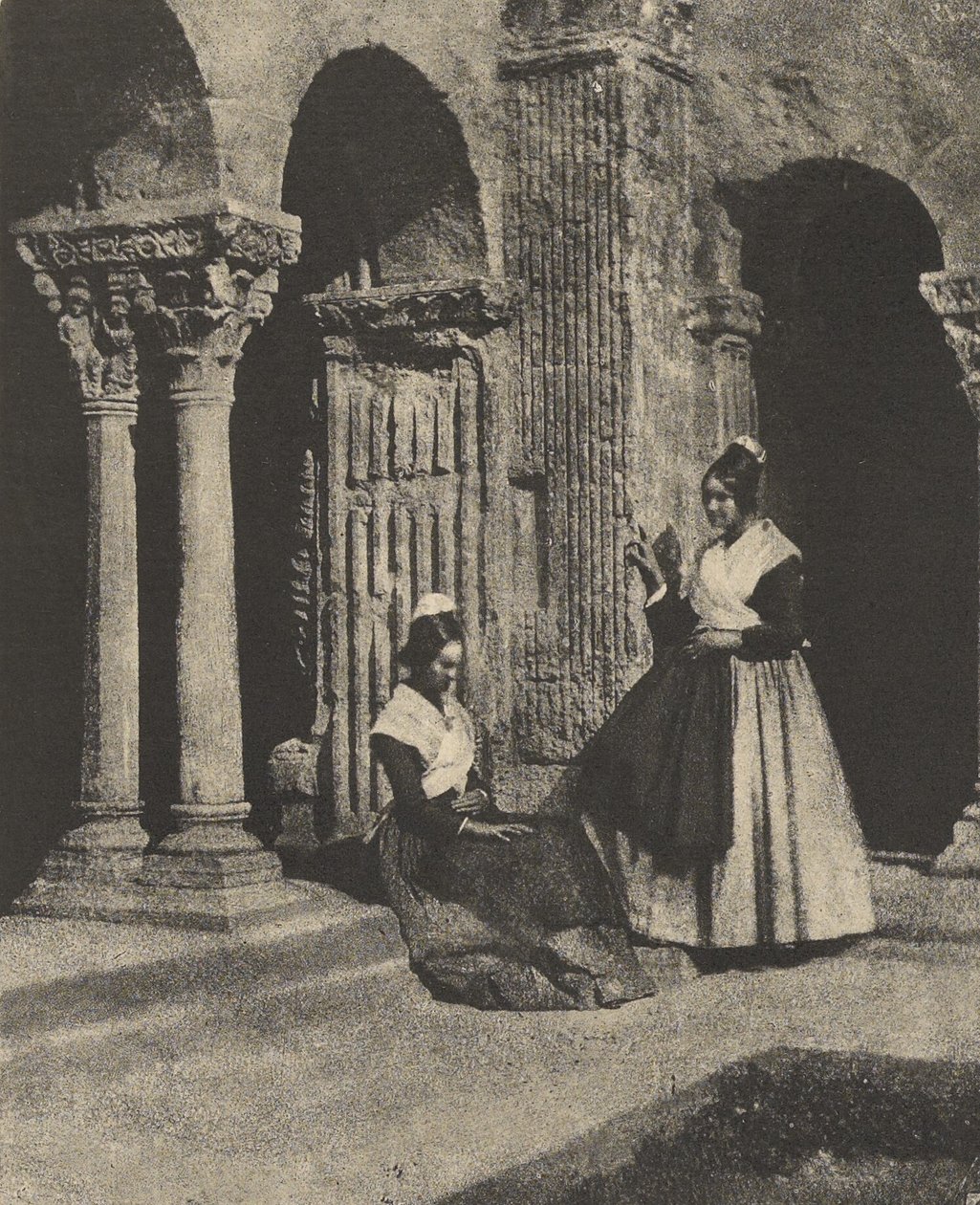 [Ženy z Arles v klášterní křížové chodbě kostela Saint-Trophime] od Charles Nègre
