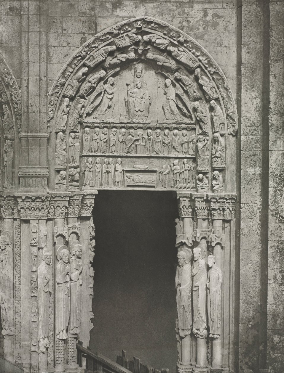 Katedrála v Chartres: Pravé dveře královského portálu s Pannou Marií z Chartres, 1857. od Charles Nègre