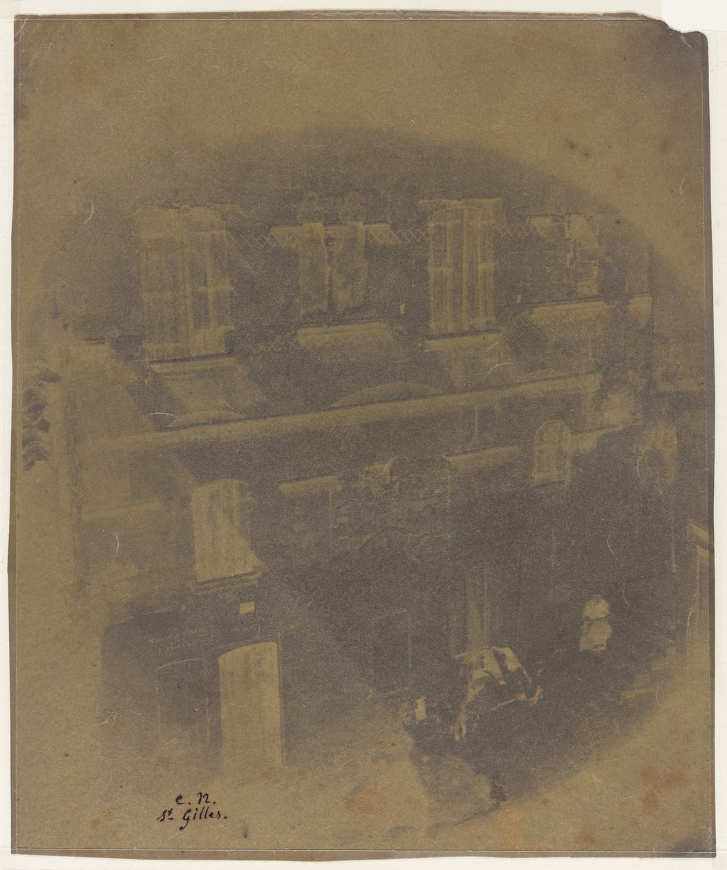 Spodní část fasády románského domu v Saint-Gilles du Gard, 1852 (kalotypie (negativ z voskovaného papíru)) od Charles Nègre