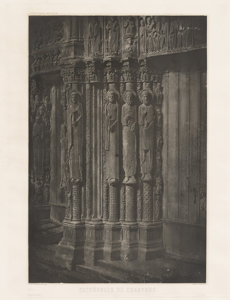 Planche XIII - Cathédrale de Chartres, Statues Colonnes de la Porte Centrale du Portail Royal (Deska XIII - Katedrála v Chartres, Sloupy soch v centrálních dveřích královského vchodu),1855, tisk 1982 (foto) od Charles Nègre