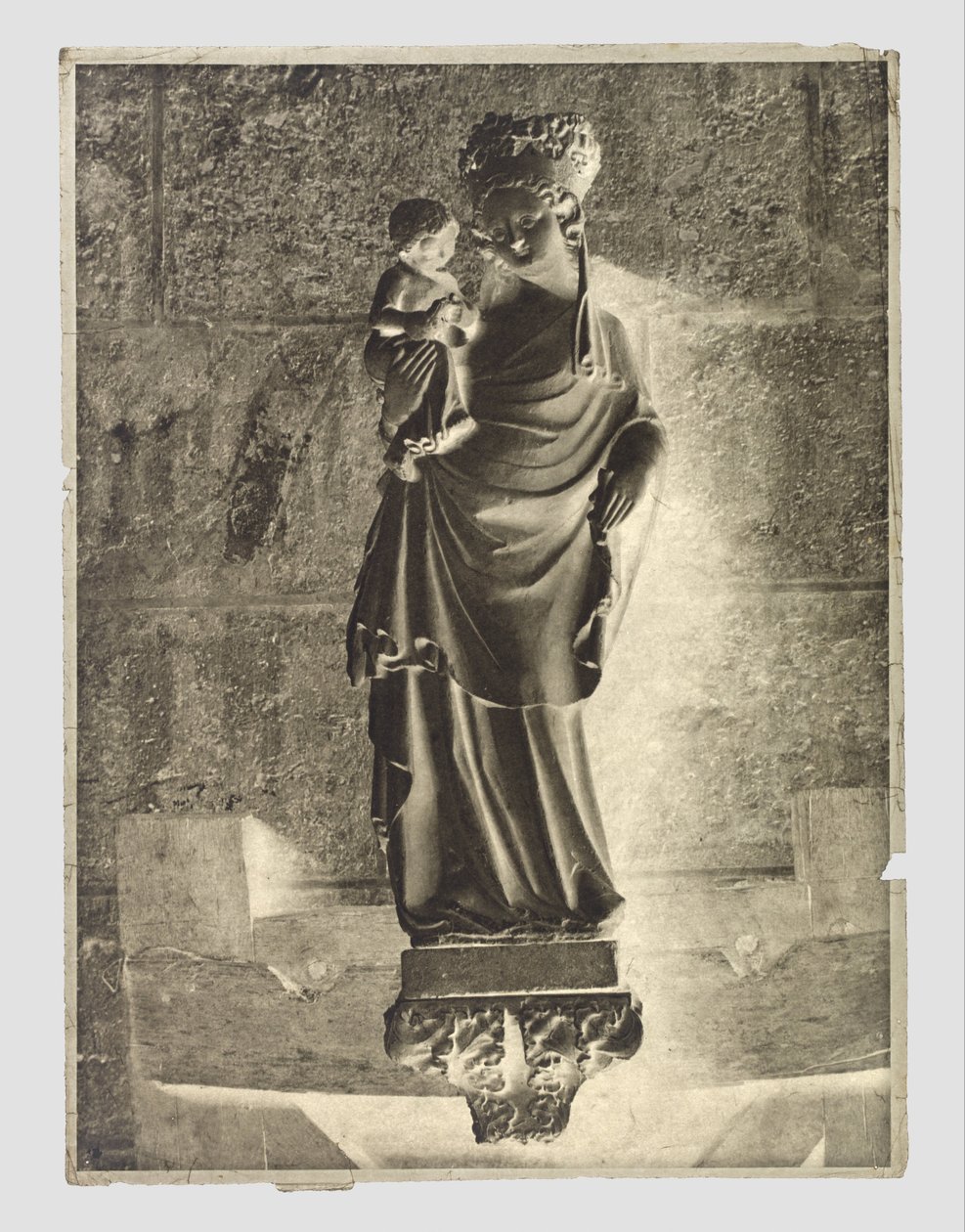 Socha Marie s dítětem v Notre-Dame v Paříži od Charles Nègre