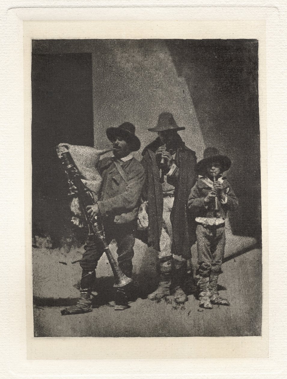 Plate III – Skupina tří Pifferari stojících, u soudu 21 Quai Bourbon (Plate III – Skupina tří Pifferari stojících, u soudu 21 Quai Bourbon) od Charles Nègre, André Jammes