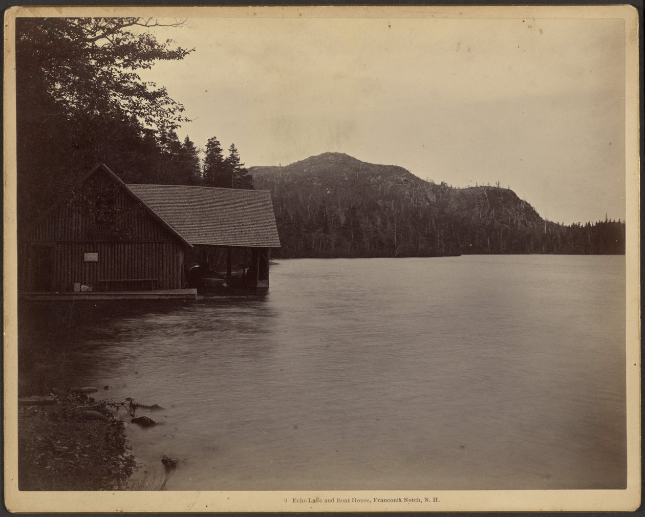 Jezero Echo Lake and Boat House, Franconia Notch, New Hampshire od Charles P. Hibbard