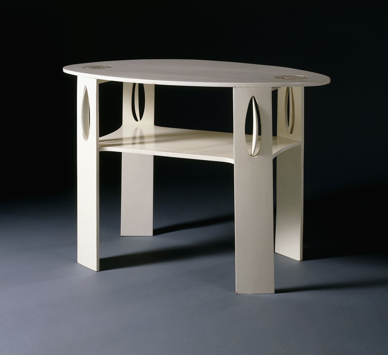 Bílý oválný odkládací stolek, původně navržený pro 14 Kingsborough Gardens, Glasgow od Charles Rennie Mackintosh
