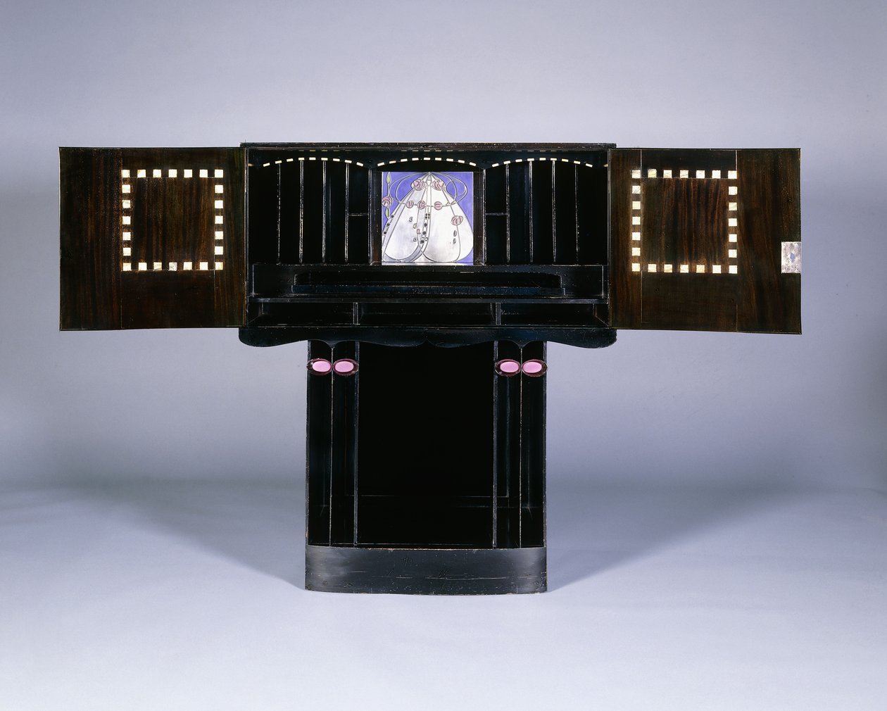 Psací skříň navržená pro Walter W. Blackie Esq., Hill House, Edinburgh od Charles Rennie Mackintosh