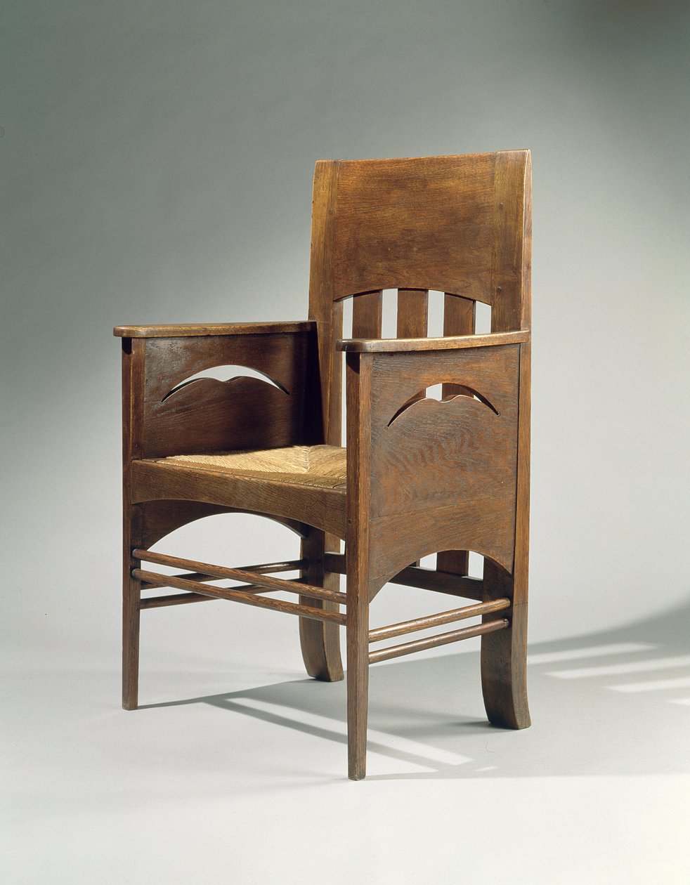 Křeslo, navrženo v roce 1897 (dub se sedákem) od Charles Rennie Mackintosh