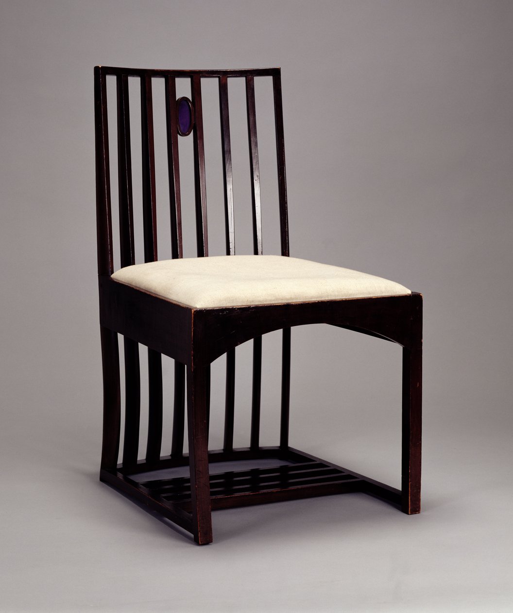 Židle v přijímacím pokoji, HousHill, Glasgow, 1904 (dřevo mořené na tmavo, vykládané barevným sklem) od Charles Rennie Mackintosh