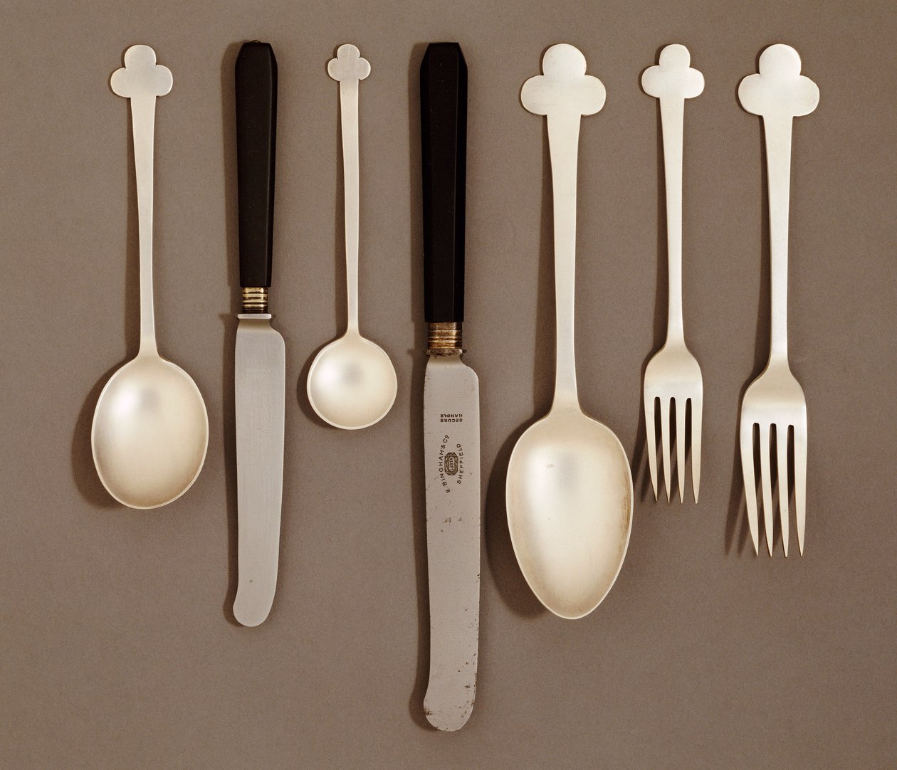 Servis galvanizovaného stolu pro E. Bingham & Co., kolem roku 1906 od Charles Rennie Mackintosh