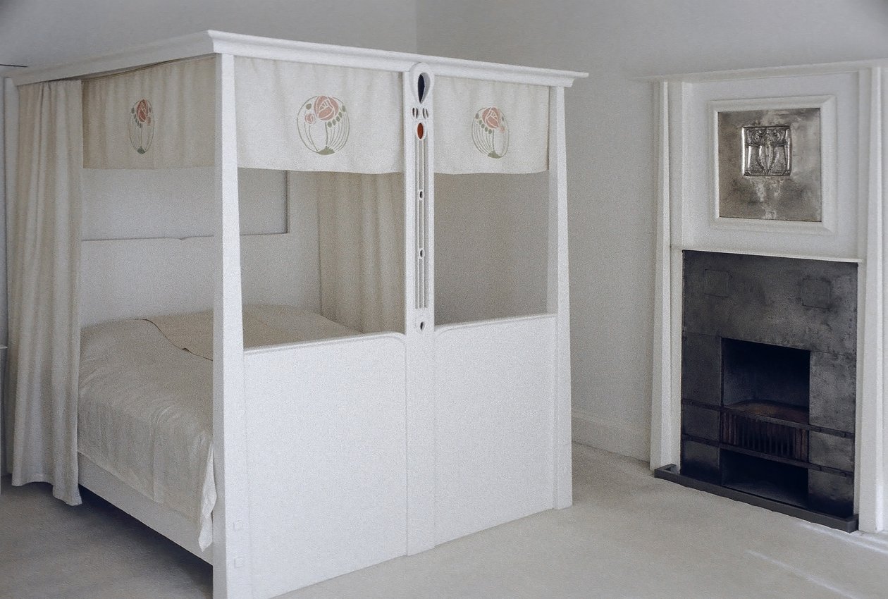 Nábytek navržený pro č. 120 Mains Street, Glasgow, postel s nebesy, cca 1900 (lakované dřevo a smalt) od Charles Rennie Mackintosh