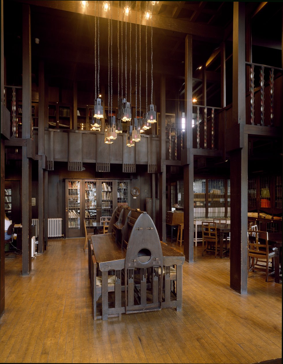 Vnitřní pohled na čítárnu School of Fine Arts navržený architektem Charlesem Rennie Mackintoshem (1868-1928) od Charles Rennie Mackintosh