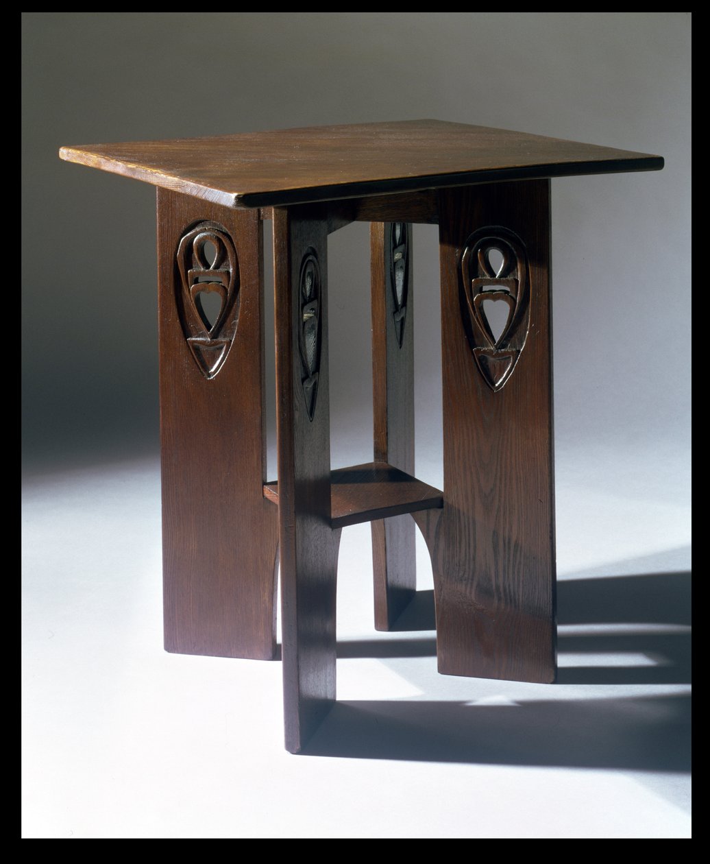 Stůl navržený pro kulečníkovou místnost v čajovnách Miss Cranstons Argyle, Glasgow, 1897 (dub) od Charles Rennie Mackintosh